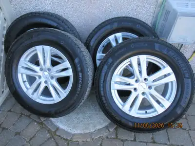 Roues RTX et pneu Michelin X-Ici Snow SUV 235/65/17. Avec TPMS et Boulons inclus.N'a servi q'une (1)...