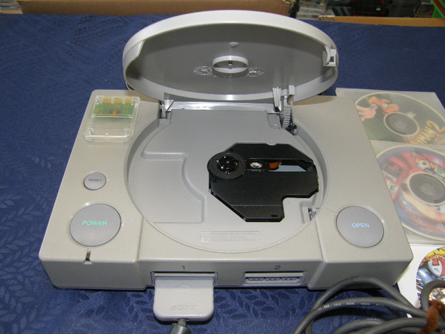 Console Playstation 1 PS1 avec la Puce 2 Manette et 1 Carte Mémo dans Consoles classiques  à Ville de Québec - Image 3