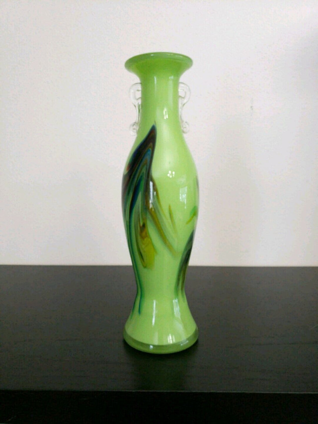 Green End of Day Swirl- Splatter Encased Art Glass Vase in Arts & Collectibles in Winnipeg - Image 3