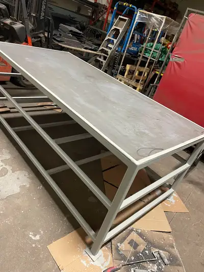 work table with metal sheet weld on top , Voir plus
