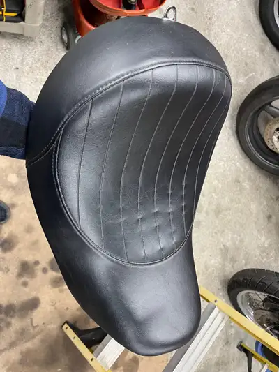 2010 Harley Dyna Street Bob Solo Riders Seat Single Saddle 92-61-0067 no rips or tears