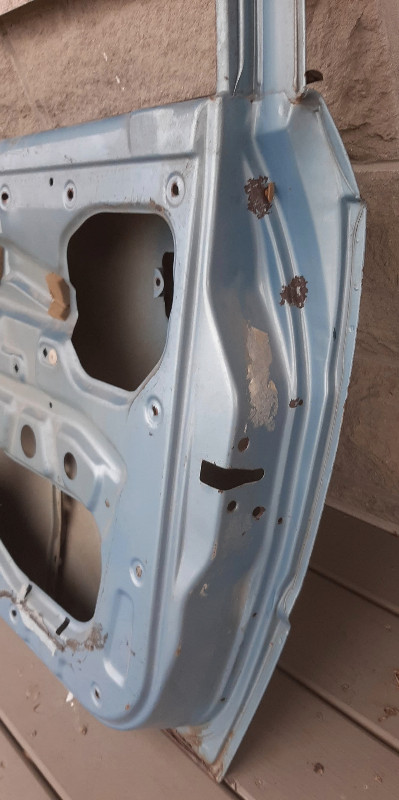Sidekick or Tracker passenger door in Auto Body Parts in Belleville - Image 2