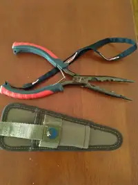 Berkley   Fishing    Pliers And Case/Pouch