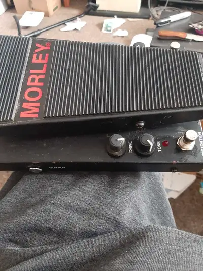 Morley pro SERIES DISTORTION WAH VOLUME PEDAL. TWO FOOT SWITCHES DRIVE ,TONE, LEVEL CONTROLS. I DON'...