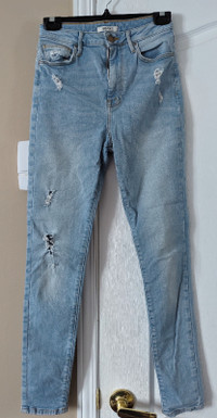 Forever 21 women's skinny ripped jeans