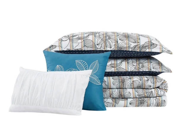 Brand New Chelsea Park - 5 Piece Duvet Set, Patio Stripe - King in Bedding in St. Catharines - Image 2