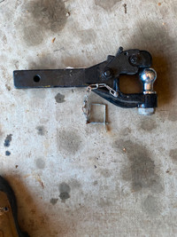 Pintle hitch with tow ball