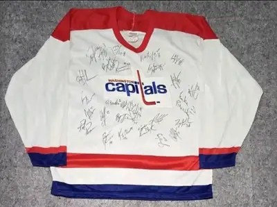 CCM OHL Washington Capitals Team Autographed Maska Hockey Jersey, View more