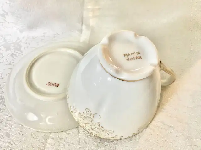 Vintage teacup & saucer white lustreware, courting couple, Japan in Arts & Collectibles in City of Montréal - Image 4