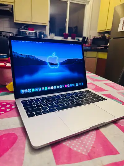 Je vends mon Macbook Pro 13 pouces, équipé de deux ports Thunderbolt. Il est doté d'un processeur In...