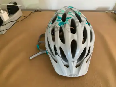 CASQUE DE VÉLO POUR DAME.     GIRO, View more