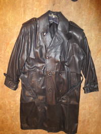 Manteau en cuir noir pour homme, payé plus de 800$ avant taxe.