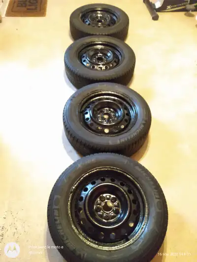 4 roues avec 4 pneus d’hiver Michelin ICE de grandeur 195/ 65 R15 Fait sur Toyota Matrix 2010 et d’...