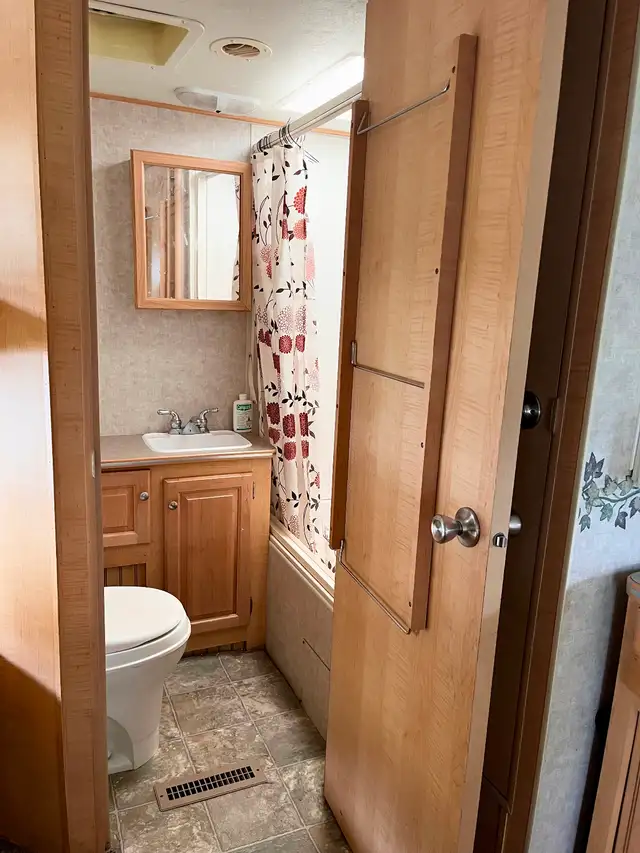 2005 Trail Lite Camper Sleeps 6 in Travel Trailers & Campers in Fort St. John - Image 10