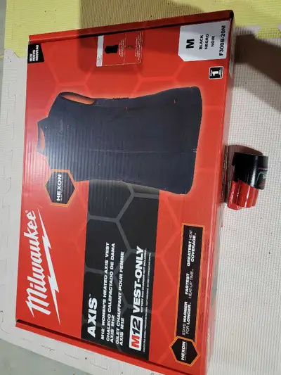 Milwaukee Women's Medium M12  AXIS Black Heated Vest w/  battery, View more