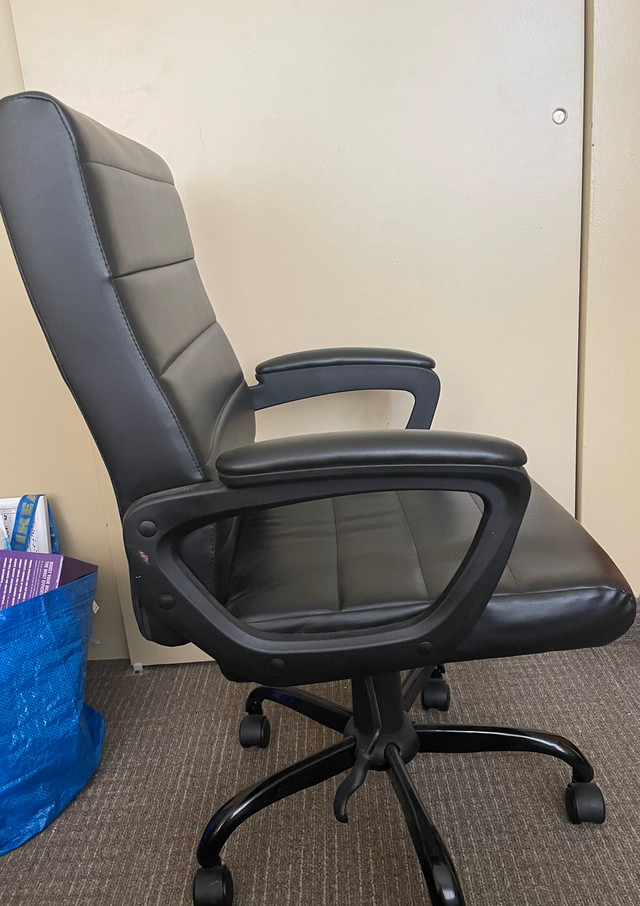 Comfortable Reclining Office Chair  in Chairs & Recliners in Kitchener / Waterloo - Image 2