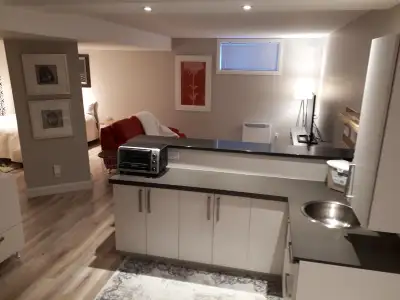 J'ai une chambre-studio complètement meublée à louer dans le sous-sol de ma maison (femme francophon...
