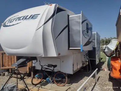 PRICE REDUCED...... Model 321 Torque. Set up on a seasonal lot at King Arthurs Lake Front Resort. Tr...