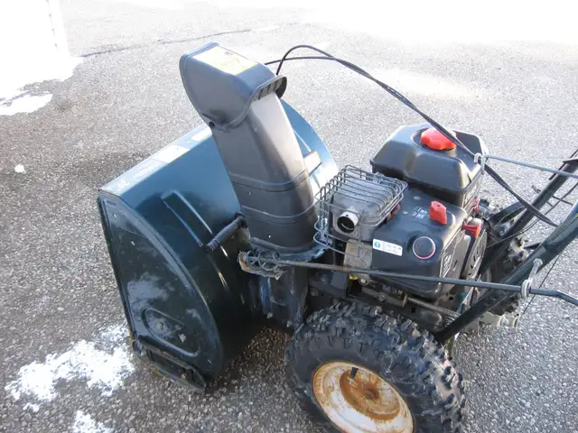 Yardworks  Snowblower  For  Sale in Snowblowers in Kitchener / Waterloo - Image 4