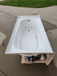 Whirlpool white jetted tub