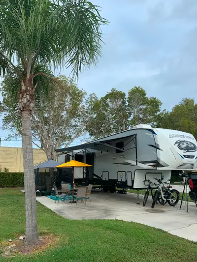 2022 Arctic Wolf 3660 Suite 5th Wheel Like new condition. Bedroom has king size bed with 2 closets....
