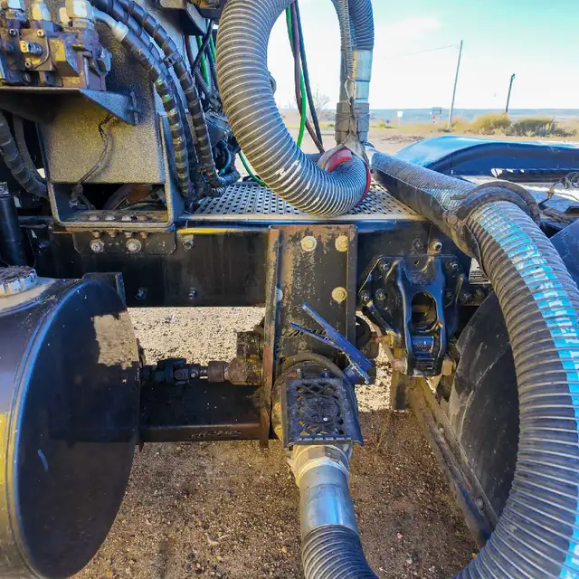 2023 Kenworth W990 — Crude/Side/End Dump/Bottles in Heavy Trucks in Saskatoon - Image 11