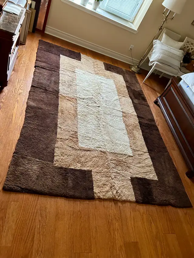 sheep wool rug carpet in Rugs, Carpets & Runners in Mississauga / Peel Region - Image 2