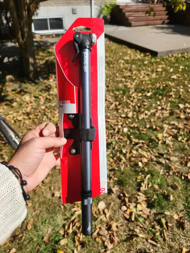 pompe à vélo in Clothing, Shoes & Accessories in Lévis - Image 2