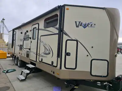 2017 Flagstaff V-lite 35' travel trailer with master suite and bunk room. Full size fridge, pantry l...
