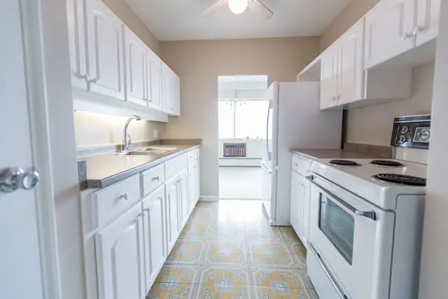 $2050 Spacious 2 bedroom condo in central Waterloo for rent. in Long Term Rentals in Kitchener / Waterloo - Image 9