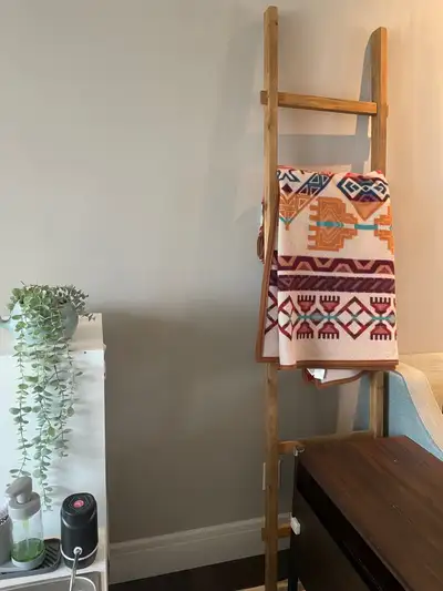 Wood blanket ladder (blanket not included). Good condition. Smoke and cat free home.