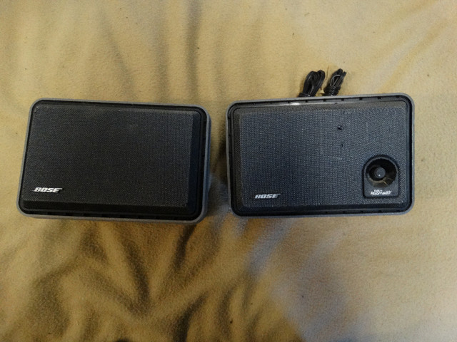 Bose Videomate/Roommate powered speaker pair, OG version dans Haut-parleurs  à Kingston