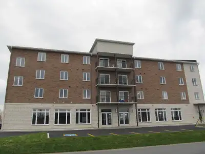 Superbe Condo 4½ situé au 52 St-Cyr (1525$) dans un immeuble sécuritaire. Disponible pour le 1er jui...