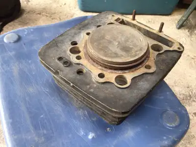 1983-1987 Honda XL600 XL600R Seized Cylinder $65CAD Will require resleeve Piston stuck. One fin chip...