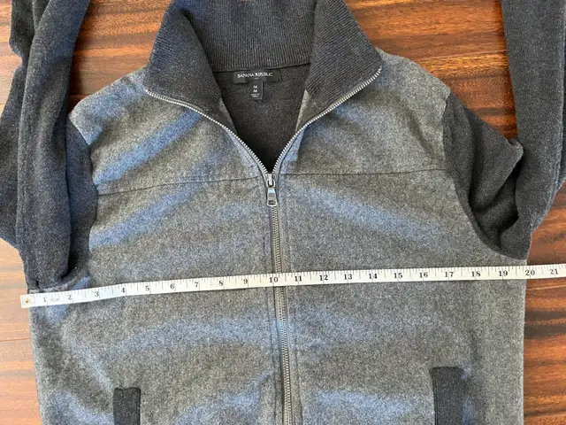 Banana Republic men’s medium zip sweater, wool blend, grey in Men's in Oshawa / Durham Region - Image 4