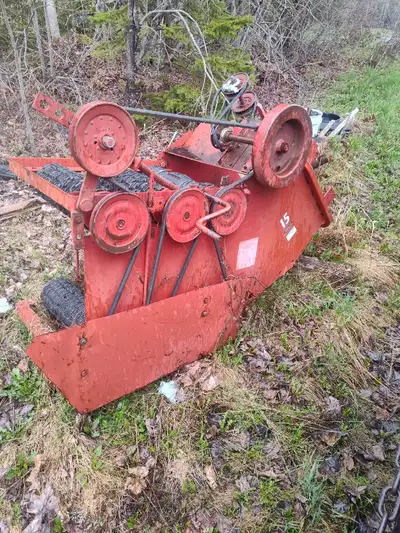 Ih bale thrower off international 435 square baler