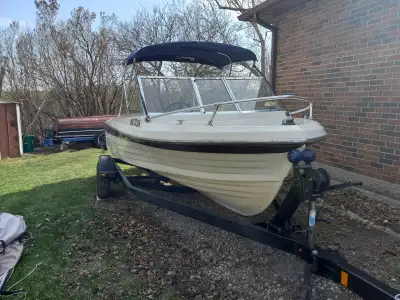 Very good condition family/fishing boat. Ready for the water, can be seen running. Has new tires/rim...