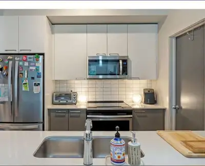 [Unfurnished Space]. 2 bed room 2 bathroom + a den Welcome to this GREEN BUILT Apartment Complex. a...