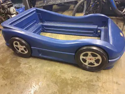Vroom, vroom! Get ready to race into dreamland with this rad, pre-loved Little Tikes car bed! This a...