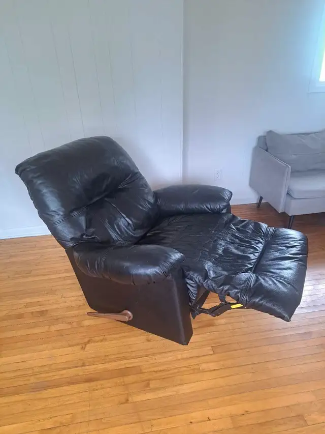 Leather Recliner in Chairs & Recliners in Kingston - Image 4