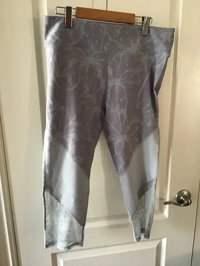 Fabletics Leggings in Women's - Bottoms in Markham / York Region - Image 4