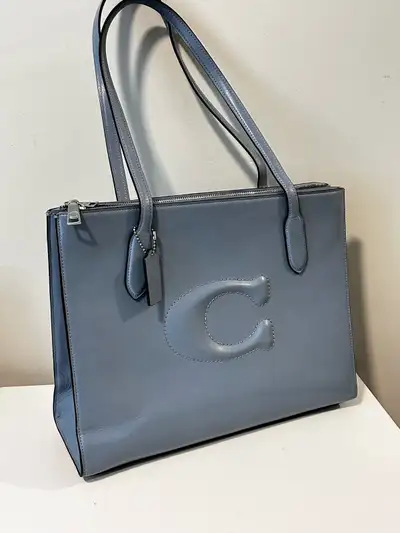 Sleek and stylish Coach tote. Features a spacious interior. Crafted from premium leather.(P10-13B) u...