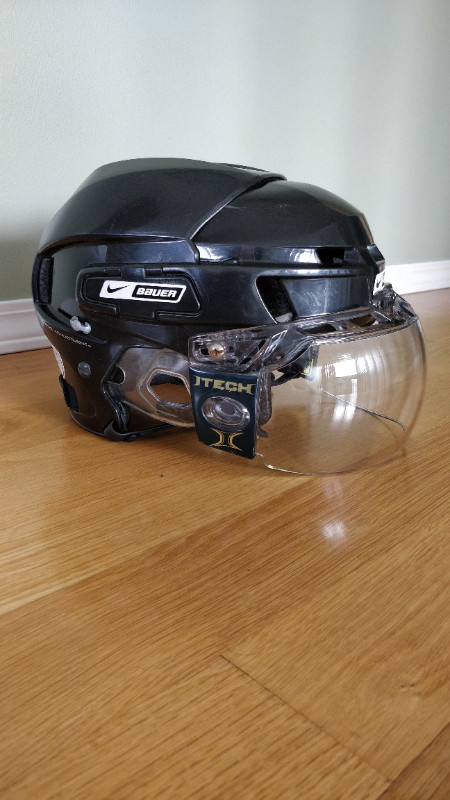 Bauer Men's XL Hockey Helmet with Visor *Price Negotiable* in Hockey in Nanaimo - Image 2