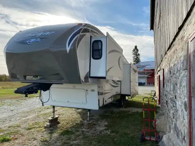 2013 Cougar Fifth Wheel Trailer with 3 Tip Outs. Great Condition.