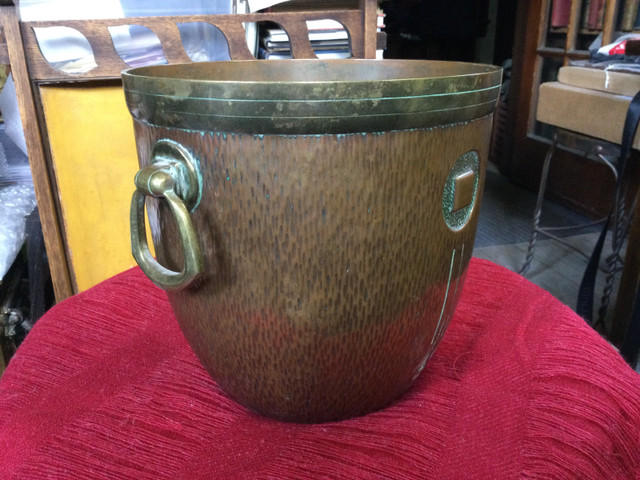 Darmstadt Copper Brass Planter by Eduard Hueck, c.1905 in Arts & Collectibles in Edmonton - Image 2