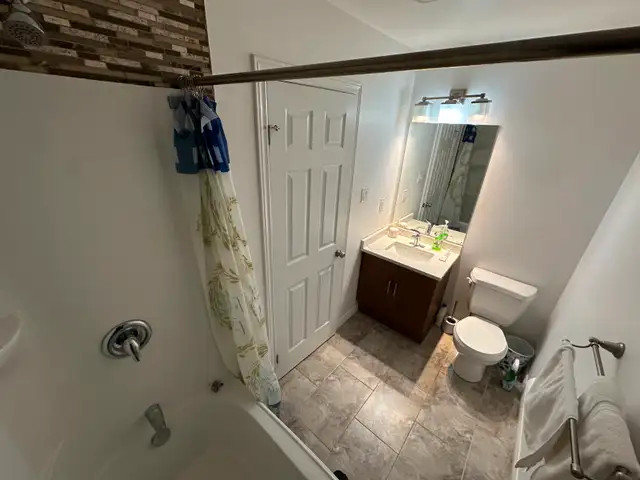 Bed Room Shared Bathroom62865716602881124