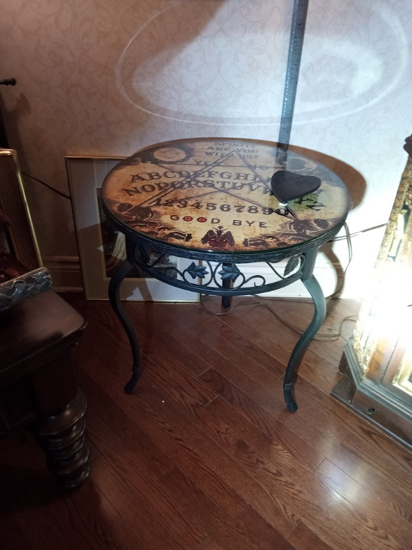 Table Ouija Originale H22 x L22 pouces dans Art et objets de collection  à Laval/Rive Nord
