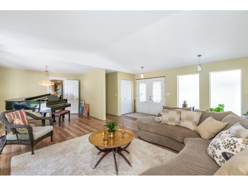 2023 3 Bedroom Home + Outdoor Pool (209 ST & 42 Ave Langley) Long