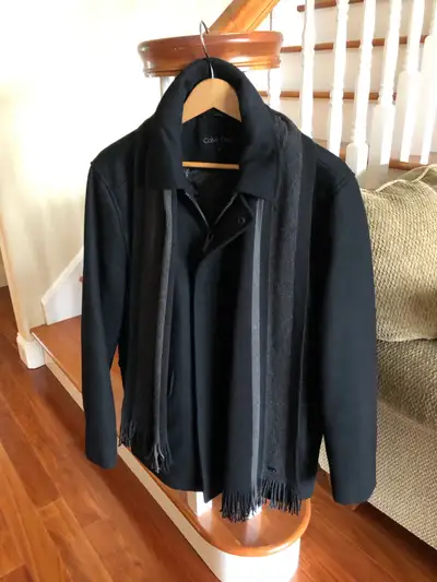 Men’s three-quarter length coat. Size Medium Mint condition only worn a couple of times an hour at a...