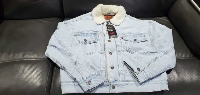 Levi's Heritage Trucker jacket in Women's - Tops & Outerwear in City of Toronto - Image 3
